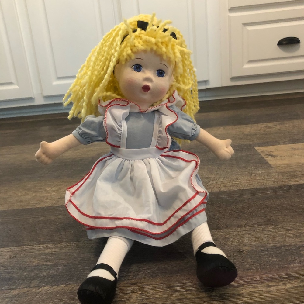 Madame Alexander Cloth Alice in Wonderland Doll!  EUC!  Beautiful doll!